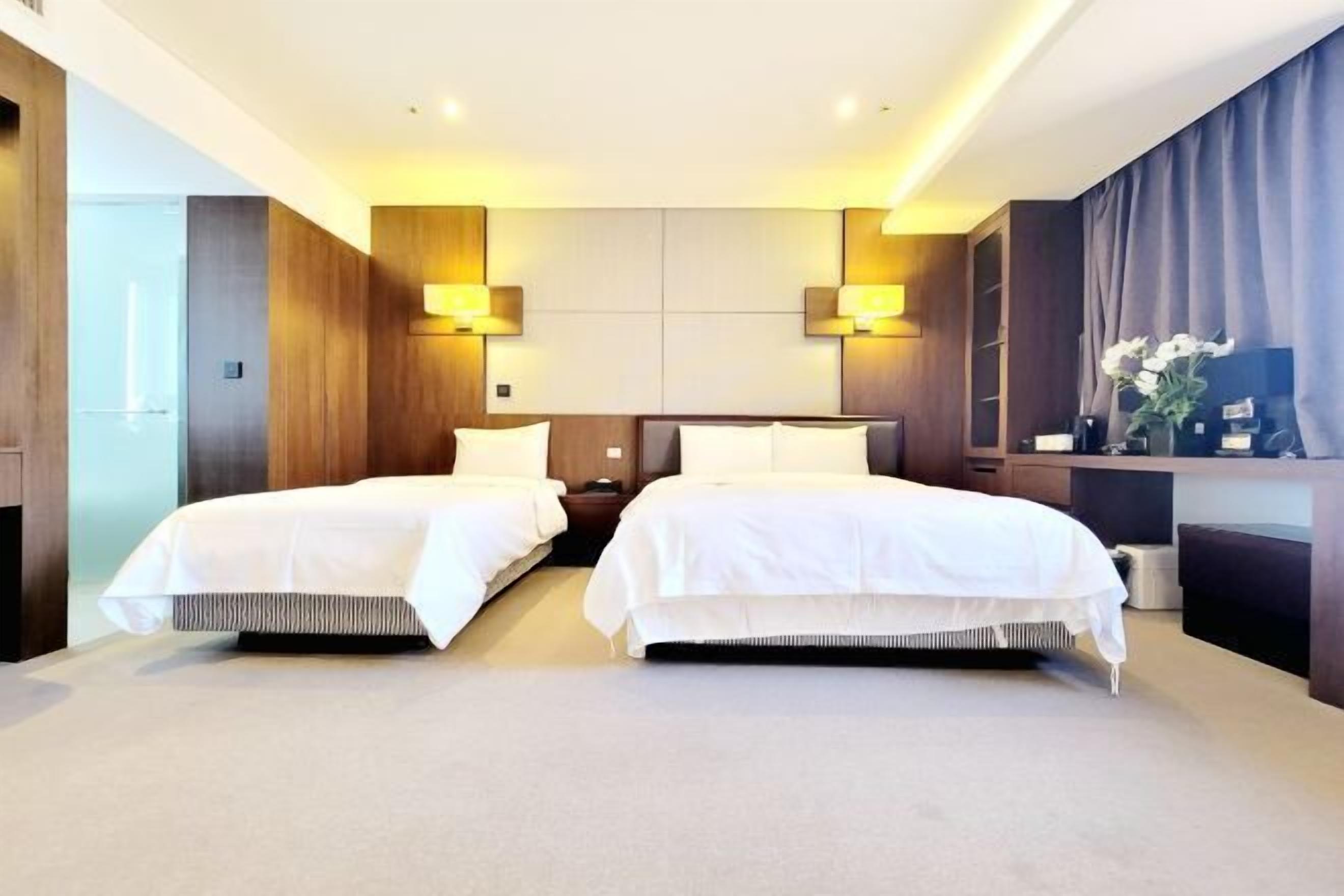 Skrivebord, skrivebord for bærbar PC og wi-fi (inkludert)