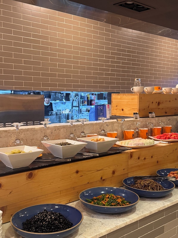 Café da manhã com buffet todos os dias (KRW 16500 por pessoa)