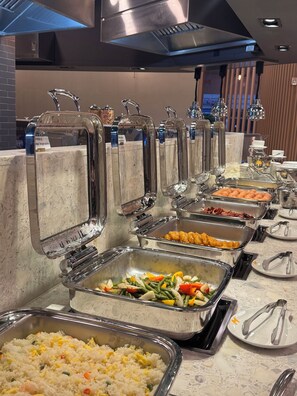 A buffet with various food options including fried rice, vegetables, and other dishes. - HOTEL ELORA (Yongin)