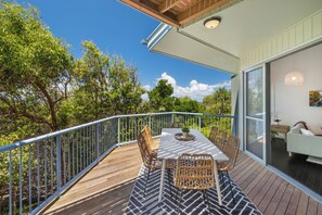 Terrace/patio - Castaways Cove by Stay Noosa (Castaways Beach)