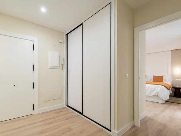 2 habitaciones, tabla de planchar con plancha y acceso a internet
