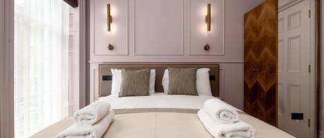 1 bedroom, desk, Internet, bed sheets