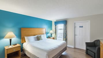 1 habitación, escritorio, tabla de planchar con plancha y ropa de cama