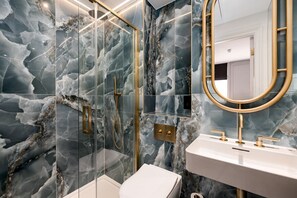 Suihku, hiustenkuivaaja, pyyhkeet