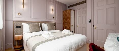 1 bedroom, desk, internet, bed sheets