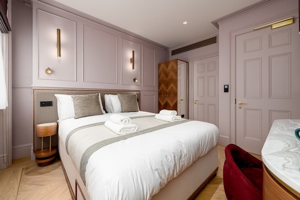 1 bedroom, desk, Internet, bed sheets