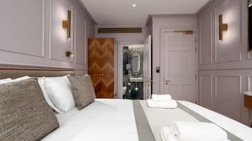 1 bedroom, desk, Internet, bed sheets