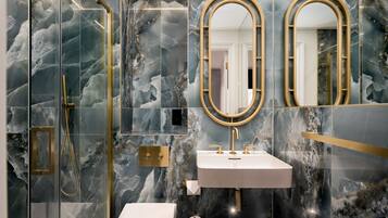 Dusche, Haartrockner, HandtĂŒcher