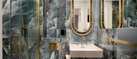 Douche, séchoir à cheveux, serviettes fournies