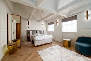 1 bedroom, desk, internet, bed sheets