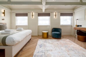 1 bedroom, desk, internet, bed sheets