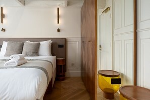 1 bedroom, desk, Internet, bed sheets