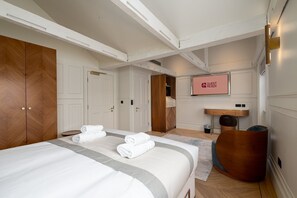 1 bedroom, desk, Internet, bed sheets