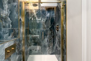 Dusche, Haartrockner, Handtücher
