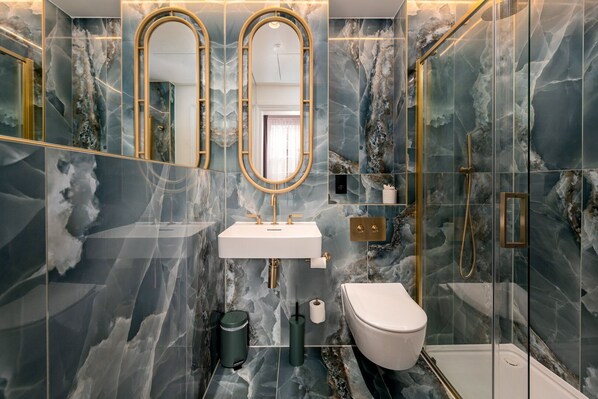 Dusche, Haartrockner, Handtücher