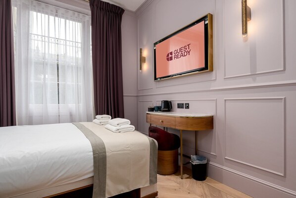 1 bedroom, desk, internet, bed sheets