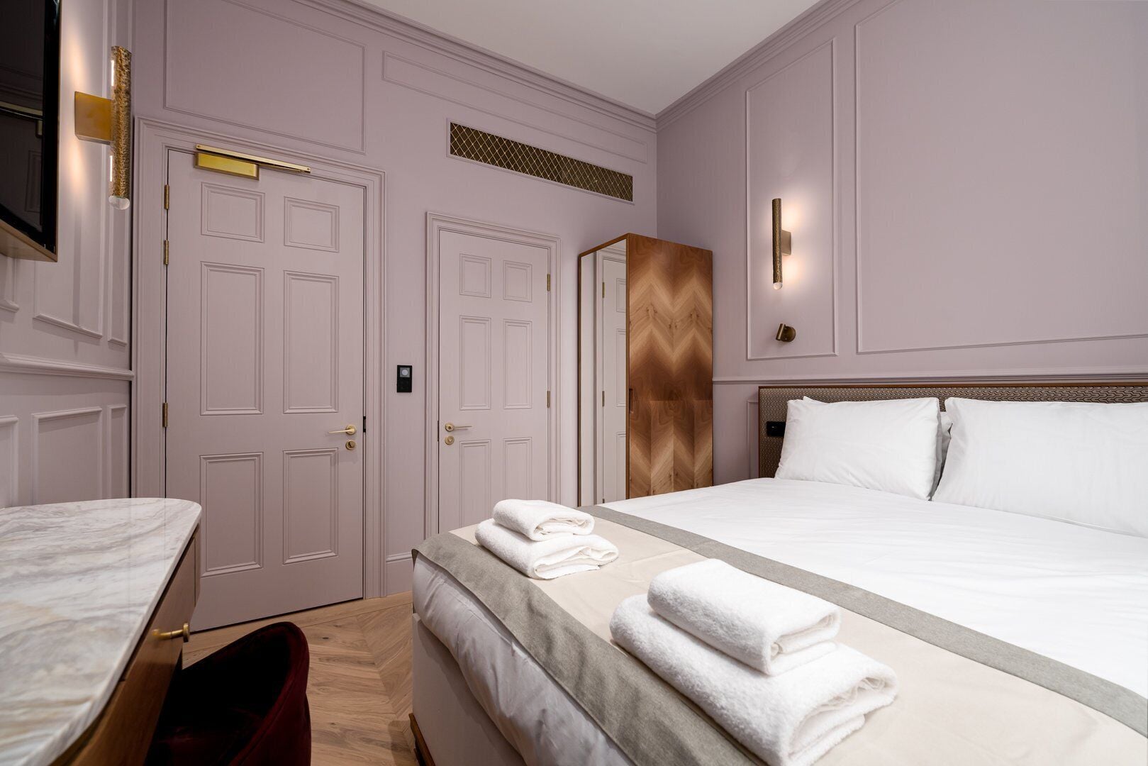 1 bedroom, desk, Internet, bed sheets