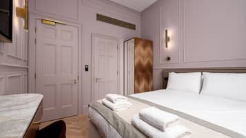 1 bedroom, desk, Internet, bed sheets