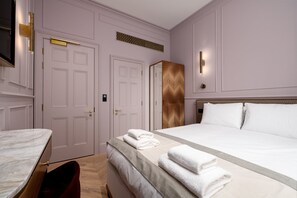 1 bedroom, desk, internet, bed sheets