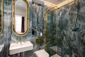 Dusche, Haartrockner, Handtücher