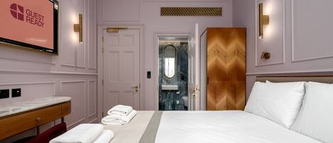1 bedroom, desk, internet, bed sheets