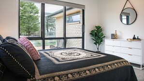 Executive-hús - 4 svefnherbergi - útsýni yfir garð | 4 svefnherbergi, myrkratjöld/-gardínur, straujárn/strauborð
