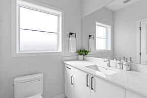 Haartrockner, Handtücher, Seife, Shampoo