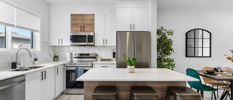 冷蔵庫、電子レンジ、オーブン、コンロ