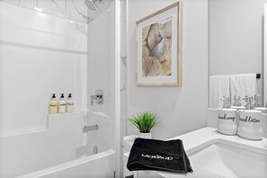 Sèche-cheveux, serviettes fournies, savon, papier toilette