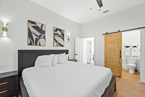 4 عدّة غرف نوم ومكواة/لوح كي وواي فاي وملاءات أسرّة