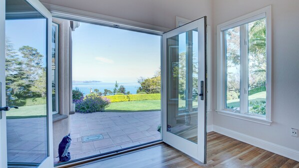 Interior - Tiburon water views Luxury 4bdr/3.5bt. spacious house (Tiburon)