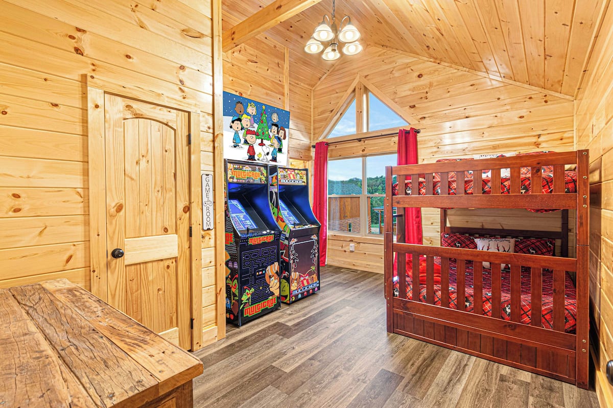 Cabin, 4 Bedrooms, Fireplace | 4 bedrooms, individually decorated, free WiFi, bed sheets