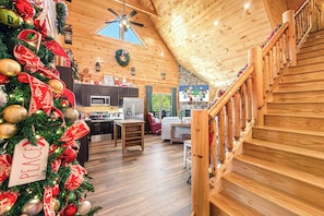 Una televisión de pantalla plana, una chimenea