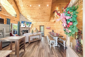 Una televisión de pantalla plana, una chimenea