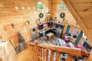 Una televisión de pantalla plana, una chimenea