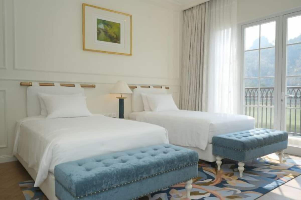 Minibar, in-room safe, desk, free WiFi