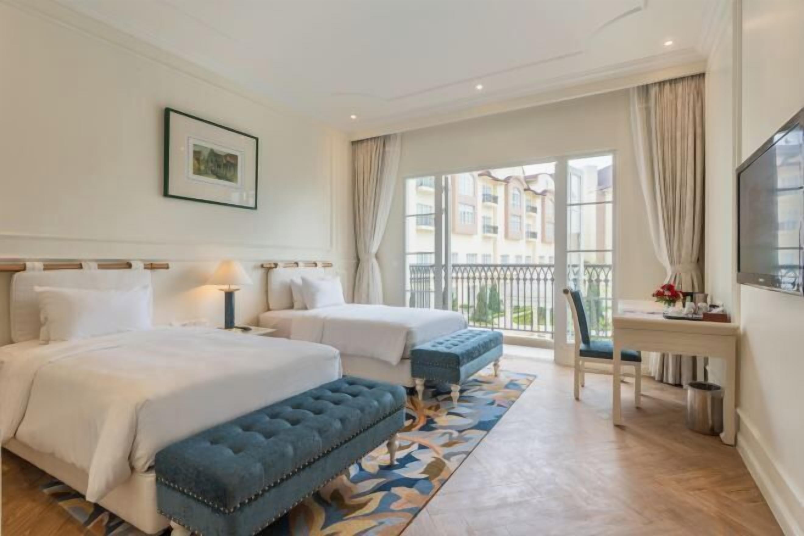 Frigobar, cofres nos quartos, escrivaninha, Wi-Fi de cortesia