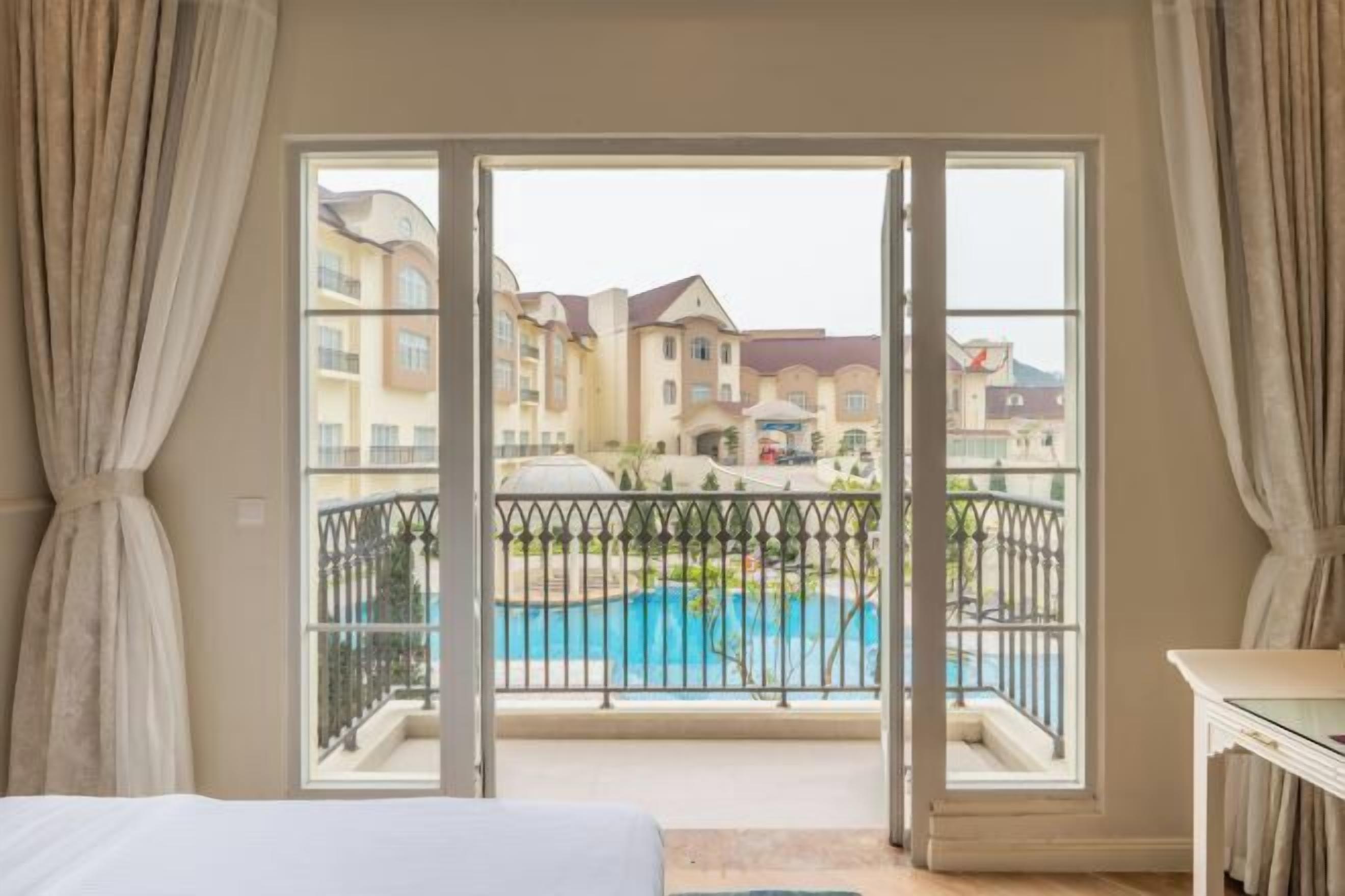 Frigobar, cofres nos quartos, escrivaninha, Wi-Fi de cortesia