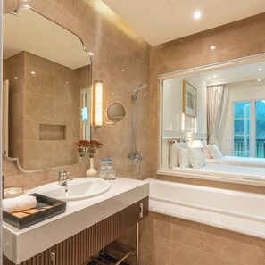 Minibar, in-room safe, desk, free WiFi - Legend Valley Hotel Ha Nam (Kim Bang)