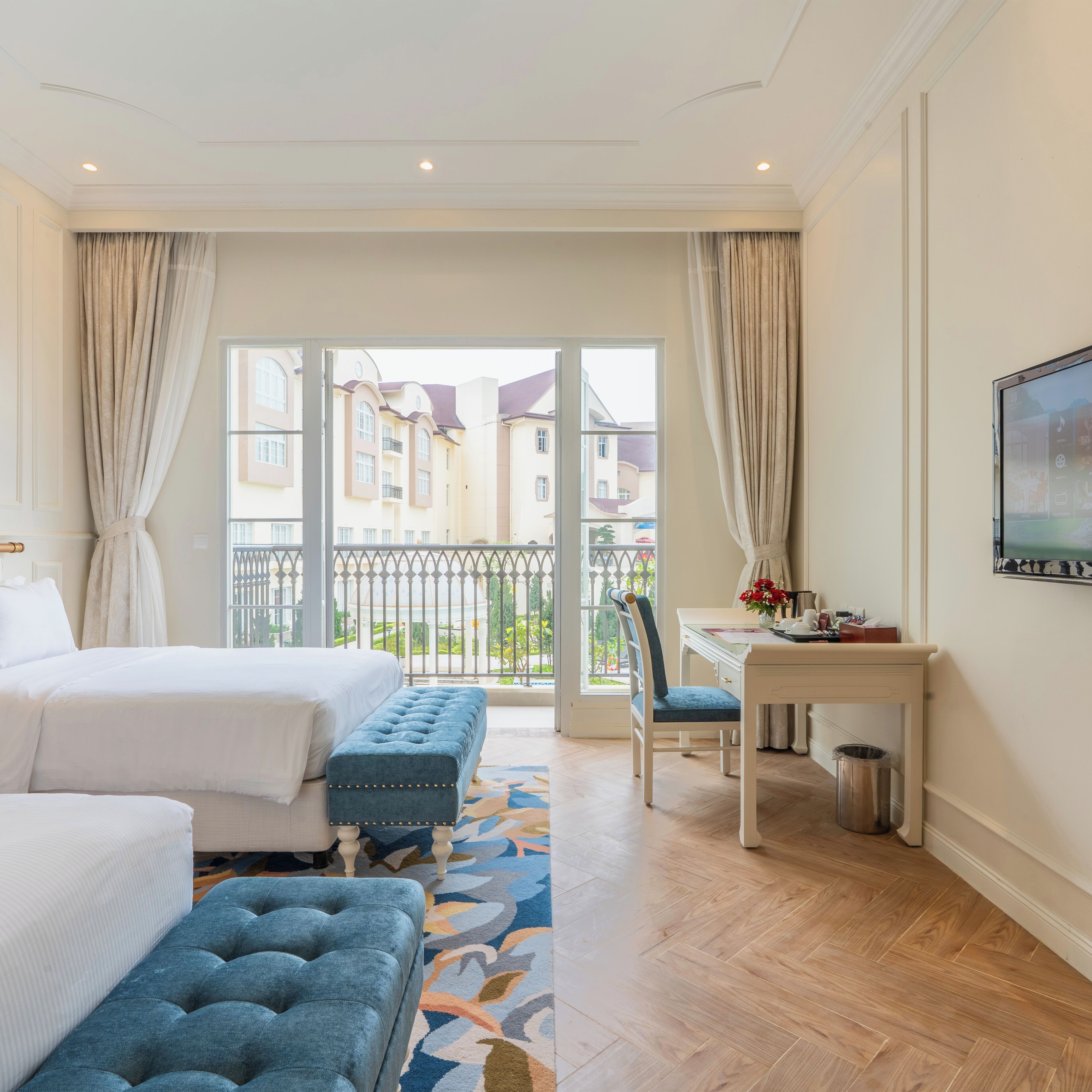 Una camera d'albergo con un letto, una scrivania e vista sugli edifici.