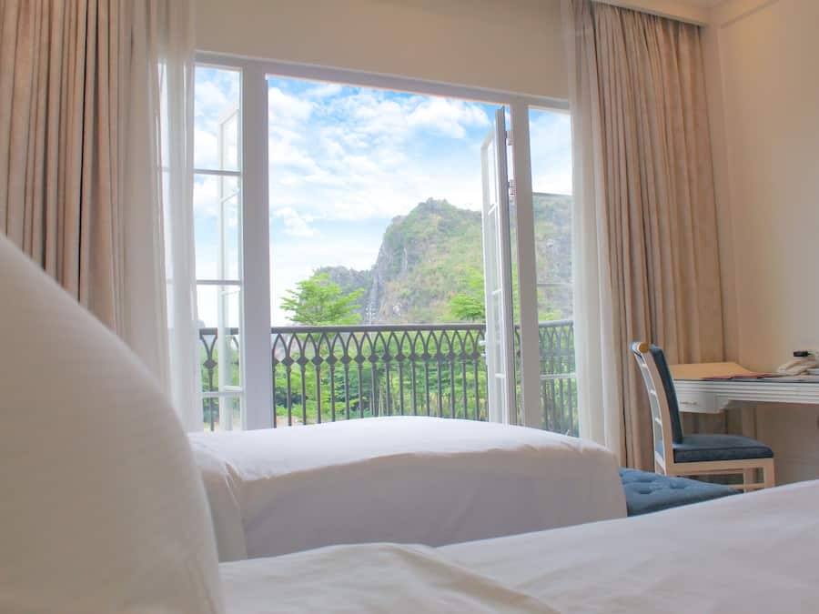 Chambre Deluxe avec lits jumeaux, vue sur la montagne | Minibar, coffre-fort, bureau, accès au Wi-Fi (inclus)
