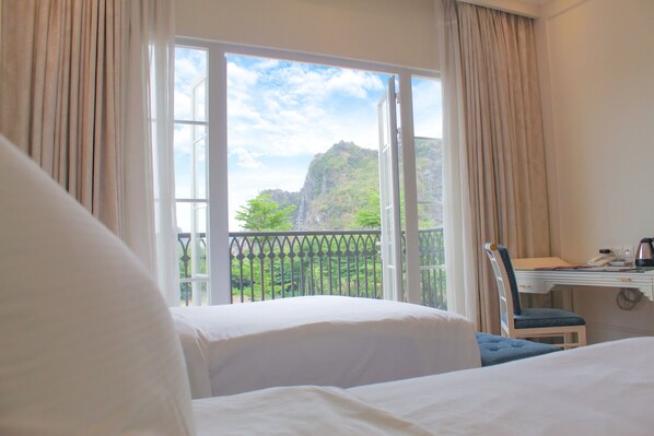 Deluxe Twin Room, Mountain View | Minibar, in-room safe, desk, free WiFi - Legend Valley Hotel Ha Nam (Kim Bang)