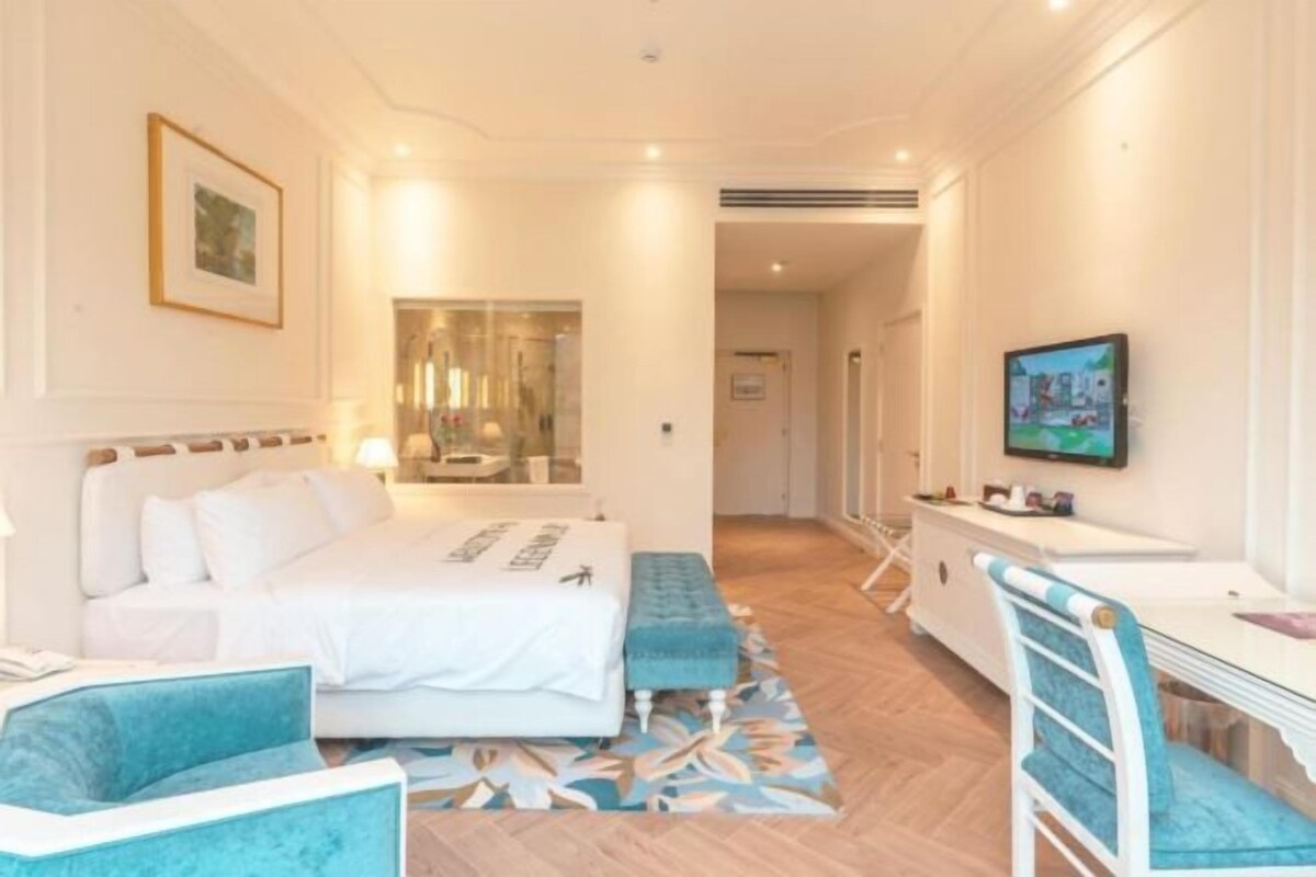 Minibar, in-room safe, desk, WiFi (free)