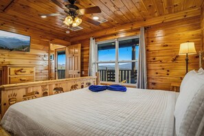 6 bedrooms, iron/ironing board, travel crib, WiFi - Stunning views! 6-bedroom cabin w/arcade, pool table, hot tub, foosball & more! (Sevierville)