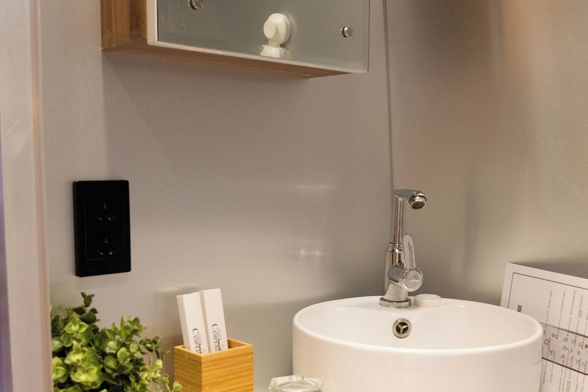 Suite, vistas al mar | Baño | Ducha, toallas, jabón y champú