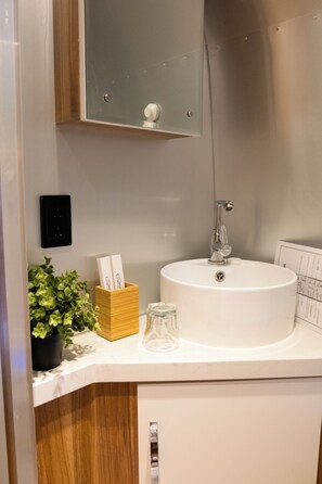 Phòng Suite, quang cảnh biển | Phòng tắm | Buồng tắm vòi sen, khăn tắm, xà phòng, dầu gội 