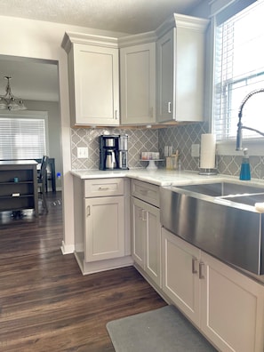 Fridge, microwave, oven, stovetop - Cozy, Modern Luxe 3-bedroom house in Columbus with WiFi and AC (Columbus)