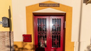 Une porte rouge avec une enseigne au-dessus indiquant : « EDIFICIO 42 MOLINO DEL SOL ».
