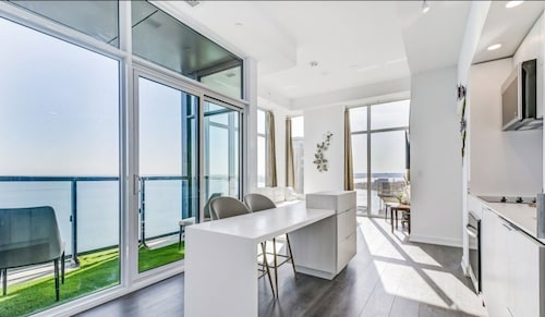 Waterview apartment. Cozy 2-bedroom apartment in fantastic Burlington with, WiFi