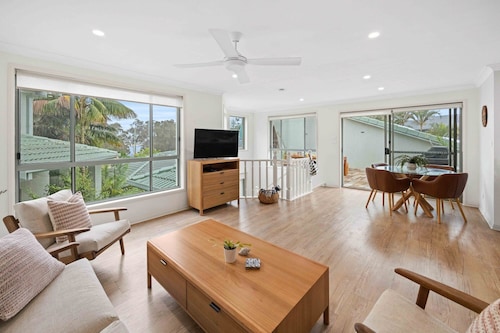 Blue Gum Apt 4 - walk to lake, beach, shops